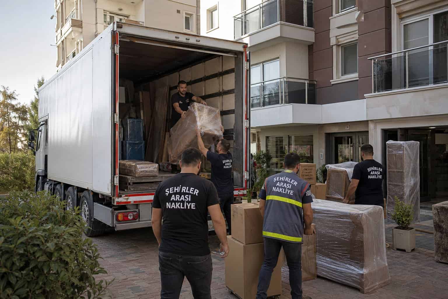 Beyaz Eşya Taşıma - apartman bahcesinde kolilerin arac bekletmesi