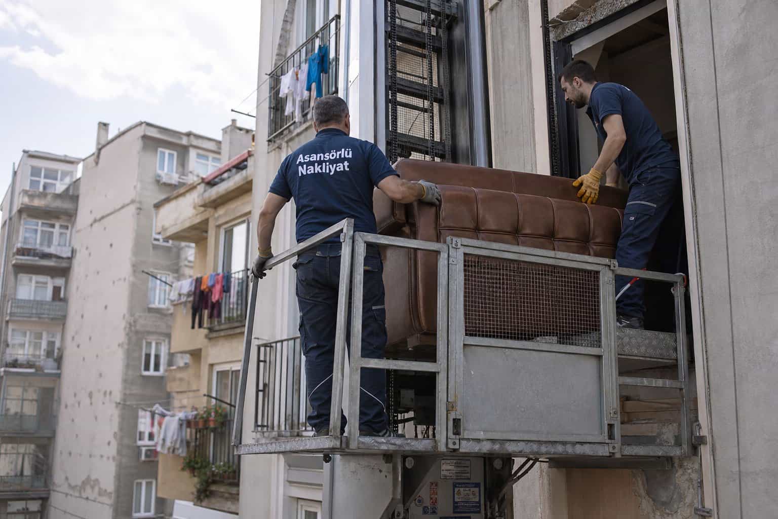 Çorlu Evden Eve Nakliyat kapsamında ust kattan paketli mobilya indirme